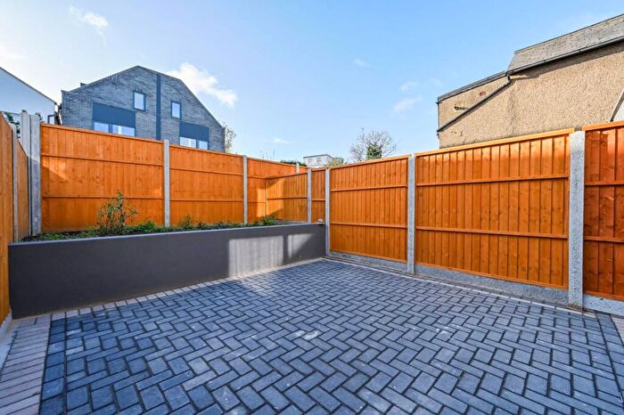 3 Bedroom Semi-Detached House For Sale In Victoria Road, New Barnet, EN4