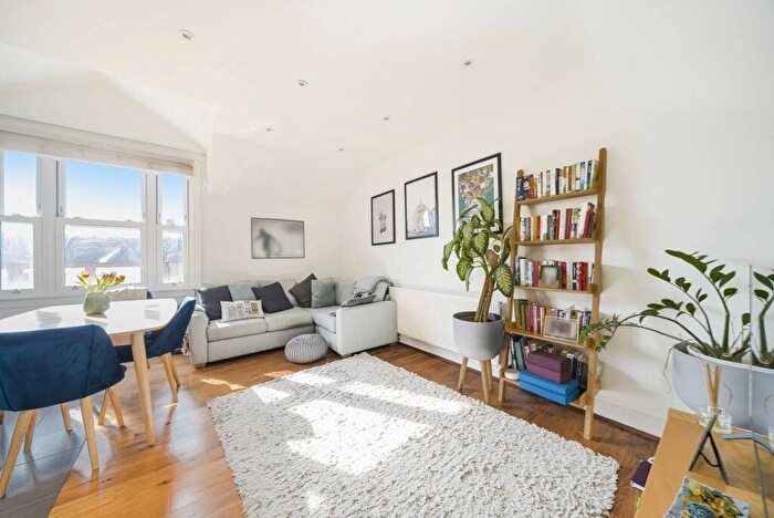 2 Bedroom Flat To Rent In Hemstal Road, Brondesbury, NW6