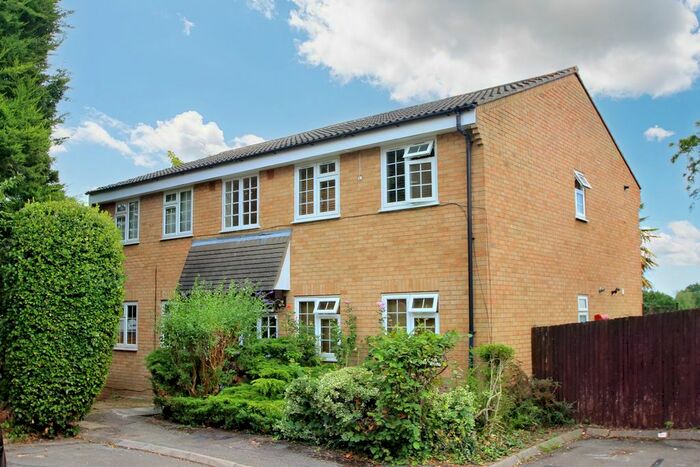 1 Bedroom Flat To Rent In Minstrel Gardens, Surbiton, KT5