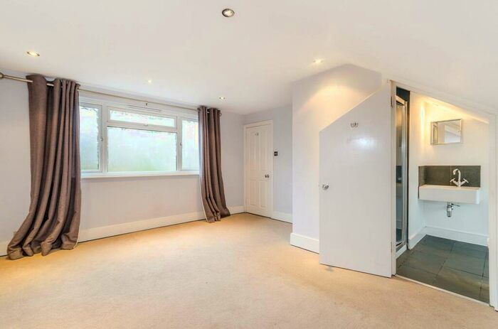 3 Bedroom Flat To Rent In Foyle Road, Blackheath, London, SE3