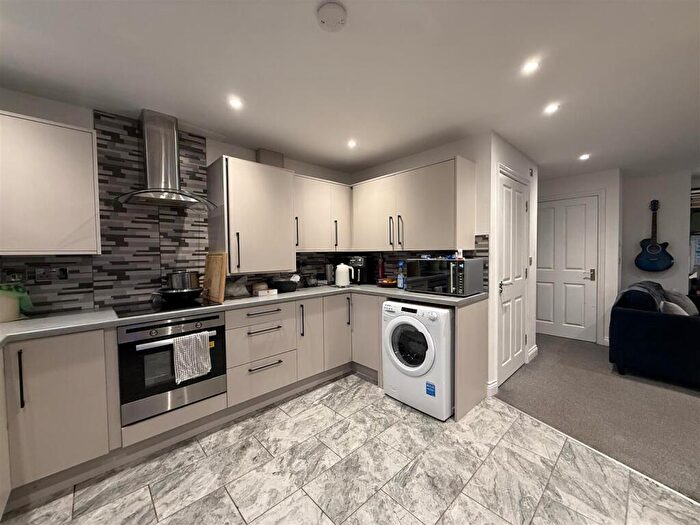 5 Bedroom Semi Detached House For Sale In Yew Tree Lane, Dukinfield, SK16