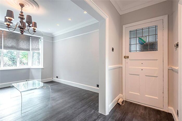 2 Bedroom Flat For Sale In Goldings Hill, Loughton, Essex, IG10