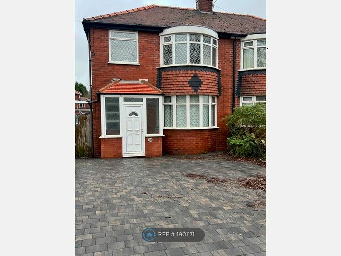 3 Bedroom Semi-Detached House To Rent In Broadway, Chadderton, OL9