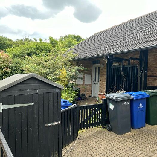 2 Bedroom Bungalow To Rent In Hilltop Gardens, Doncaster, South Yorkshire, DN12