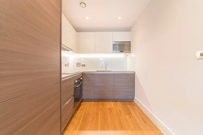 Flat To Rent In Grove Park, Colindale, NW9