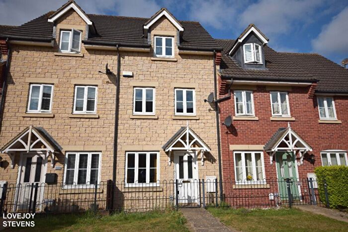 3 Bedroom Town House For Sale In King Edward Close, Calne, SN11