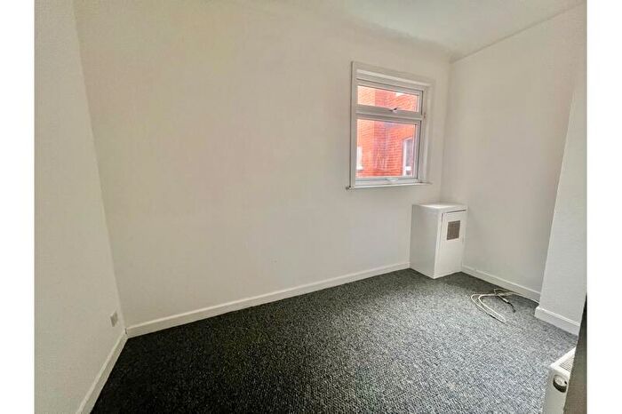 1 Bedroom Flat To Rent In Whitefrairs Crescent, Westcliff On Sea, Essex, SS0