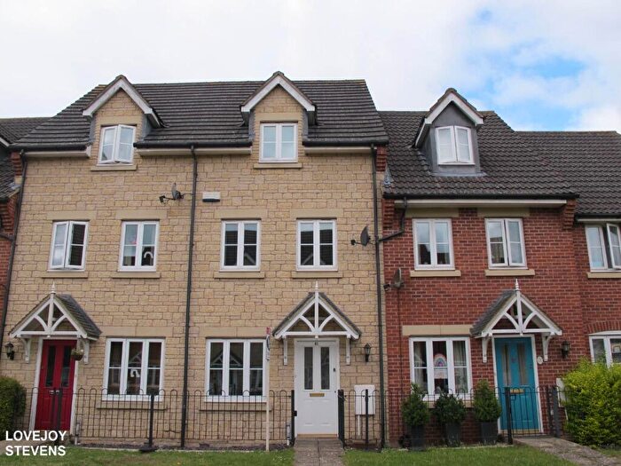3 Bedroom Terraced House To Rent In King Edward Close, Calne, SN11