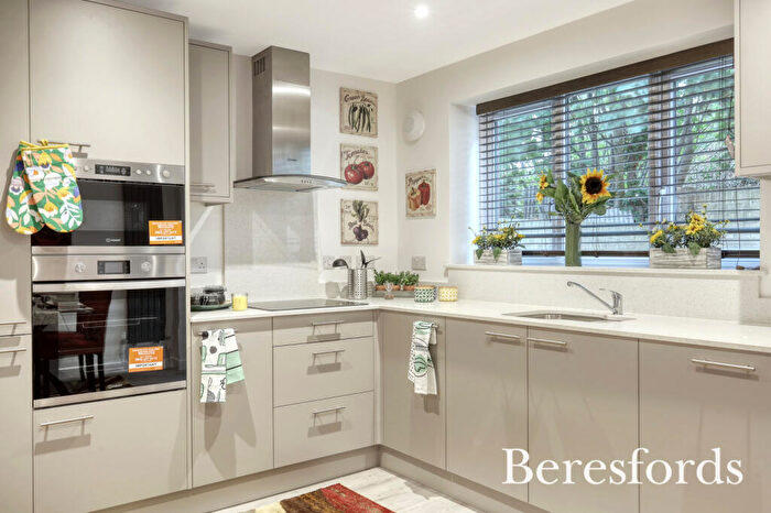 3 Bedroom End Of Terrace House For Sale In Apsley Mews, Victoria Road, RM1