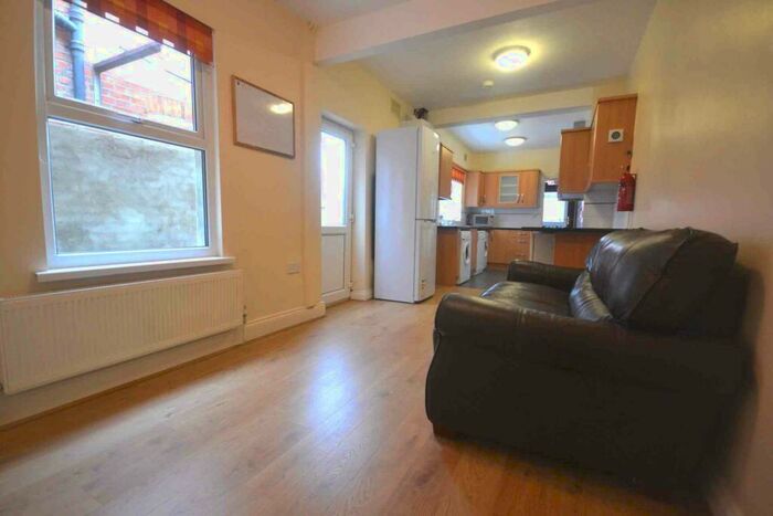 5 Bedroom Terraced House To Rent In Norris Road, Reading, RG6