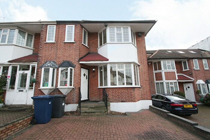 3 Bedroom Semi-detached House For Sale In Osidge Lane, Southgate, N14
