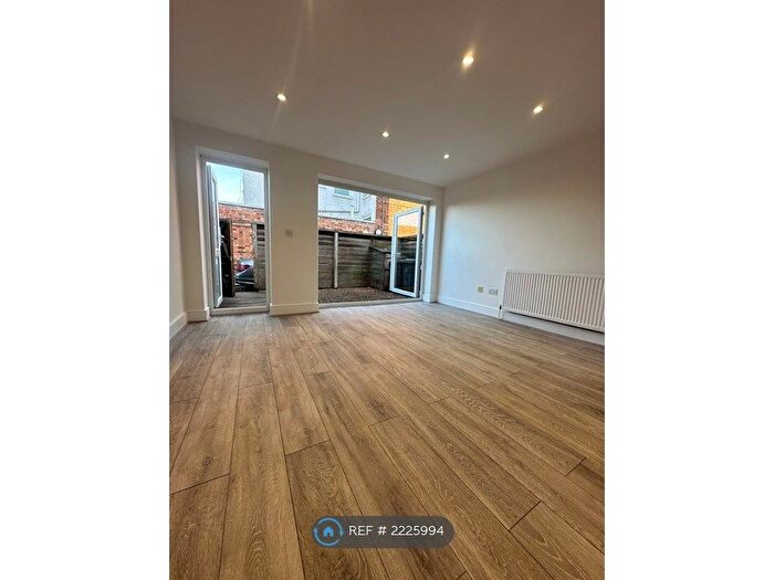 2 Bedroom Flat To Rent In Rathcoole Avenue, London, N8