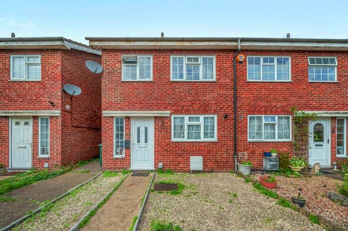 3 Bedroom End Of Terrace House To Rent In Sunbury, Sunbury On Thames, TW16