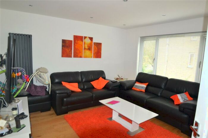 2 Bedroom Maisonette To Rent In Turnpike Link, Croydon, CR0
