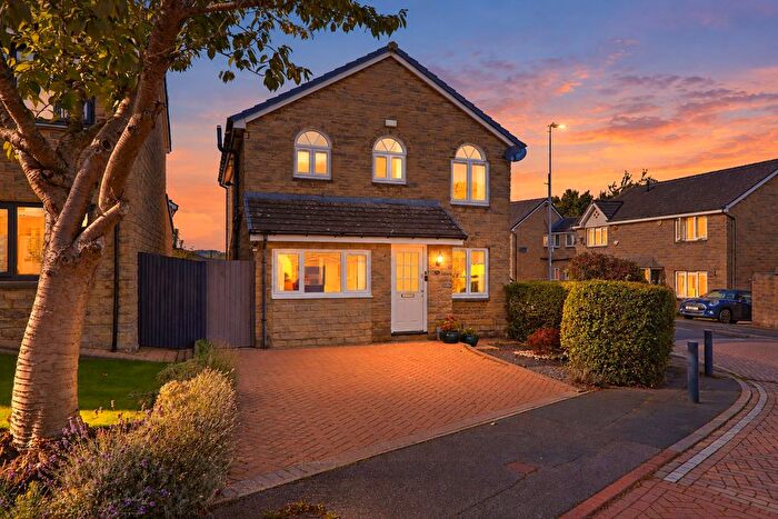 3 Bedroom Detached House For Sale In Crofters Lea, Leeds, LS19