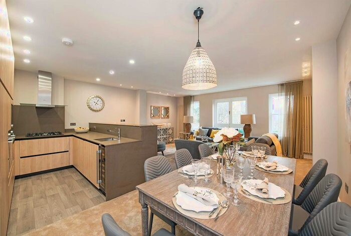 3 Bedroom Flat To Rent In Lyndhurst Road, Hampstead, NW3