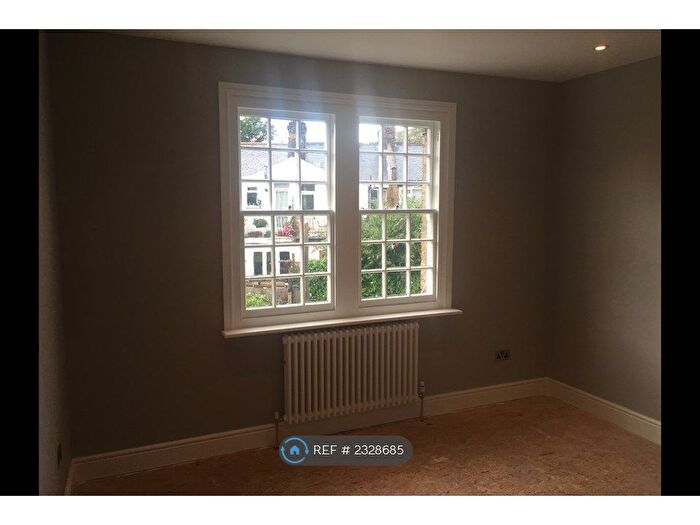 1 Bedroom Flat To Rent In Merrow Street, Elephant Amp; Castle, SE17