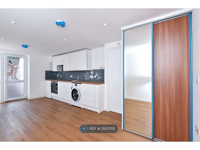 Studio To Rent In High Street, Crowthorne, RG45