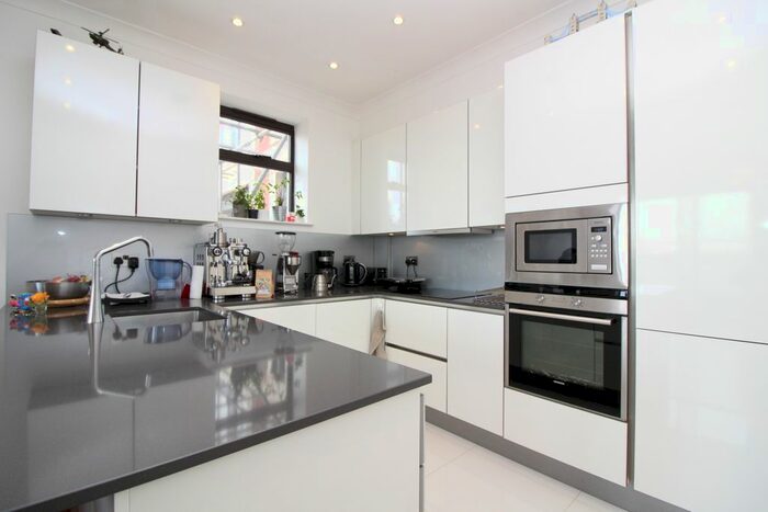 2 Bedroom Flat To Rent In Delphi Court, Fortis Green, N10