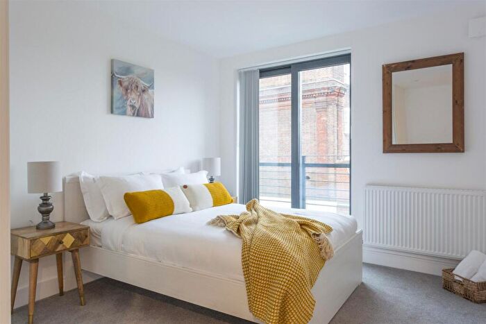 2 Bedroom Apartment To Rent In East Ferry Road - Flat () - S/F/F, Isle Of Dogs, E14
