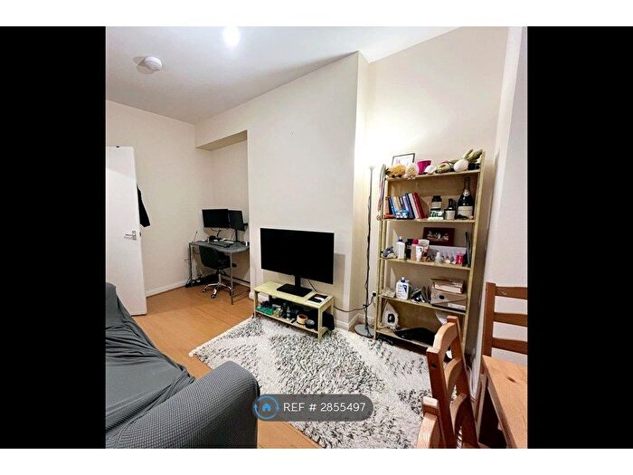 2 Bedroom Flat To Rent In Laitwood Road, Balham, SW12