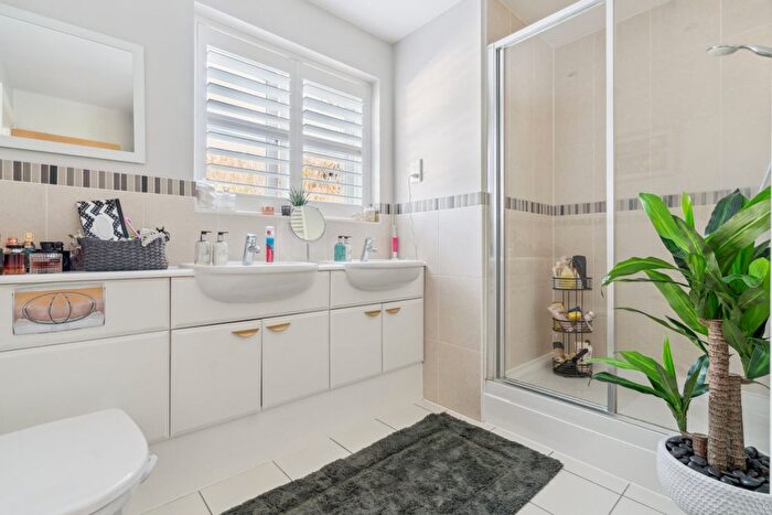 2 Bedroom Flat For Sale In Hedgerley Lane, Gerrards Cross, Buckinghamshire, SL9