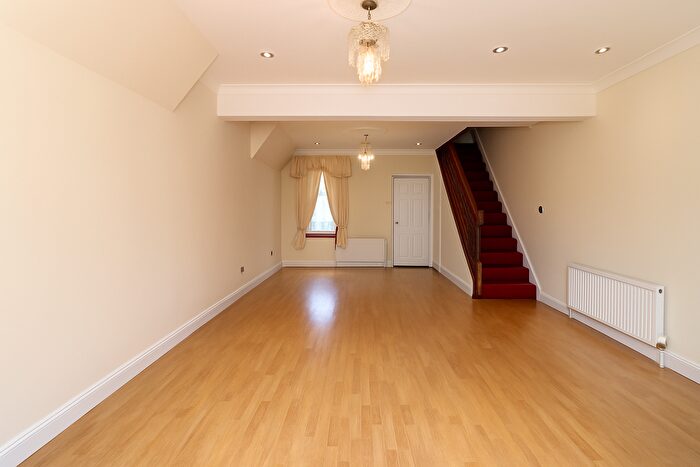 3 Bedroom Terraced House To Rent In Meads Lane, Ilford, IG3