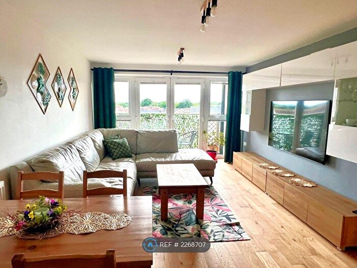 2 Bedroom Flat To Rent In Hinds Court, Ickenham, Uxbridge, UB10