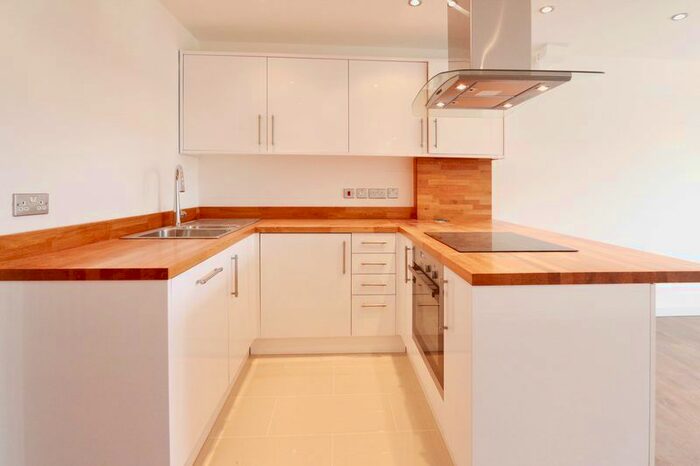 2 Bedroom Flat To Rent In Green Lanes, London, N21