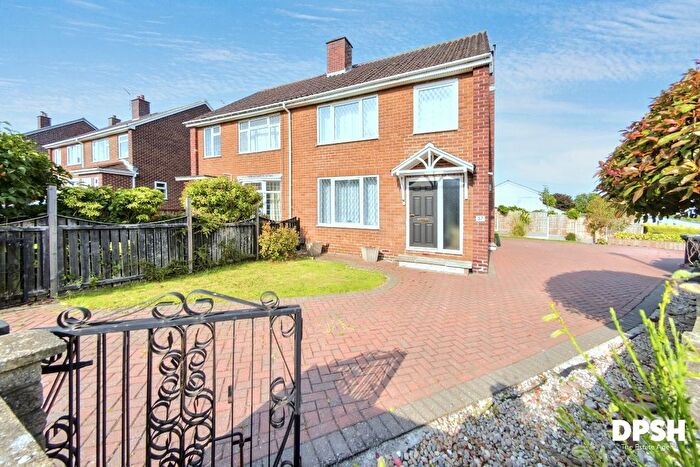 3 Bedroom Semi-detached House For Sale In Eastfield Crescent, Woodlesford, Leeds, LS26