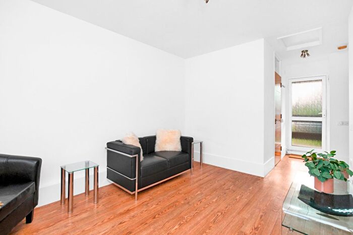 1 Bedroom Flat For Sale In Mathon Court, Guildford, GU1