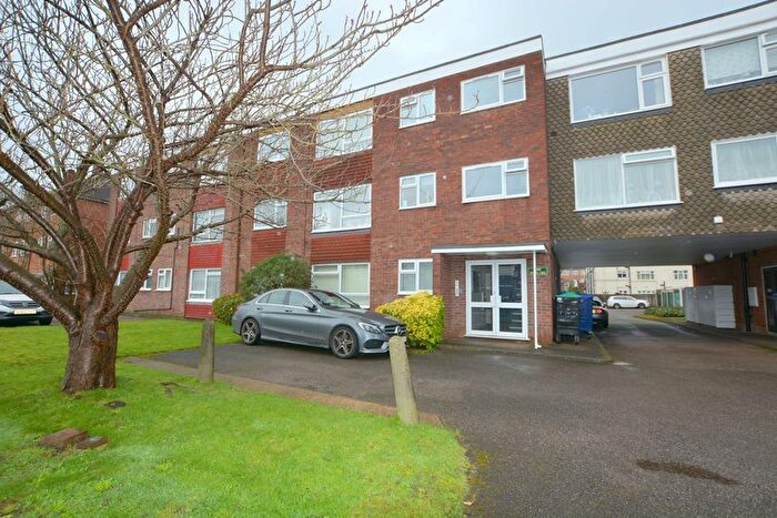 2 Bedroom Flat For Sale In Devonshire Road, Hatch End, HA5