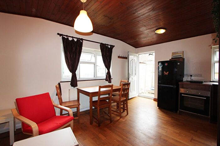 Studio To Rent In Great North Way, London, NW4