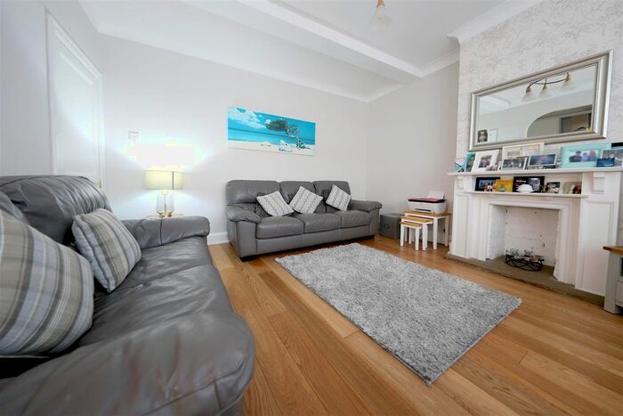 2 Bedroom Flat To Rent In Station Approach, Hayes, Bromley, BR2