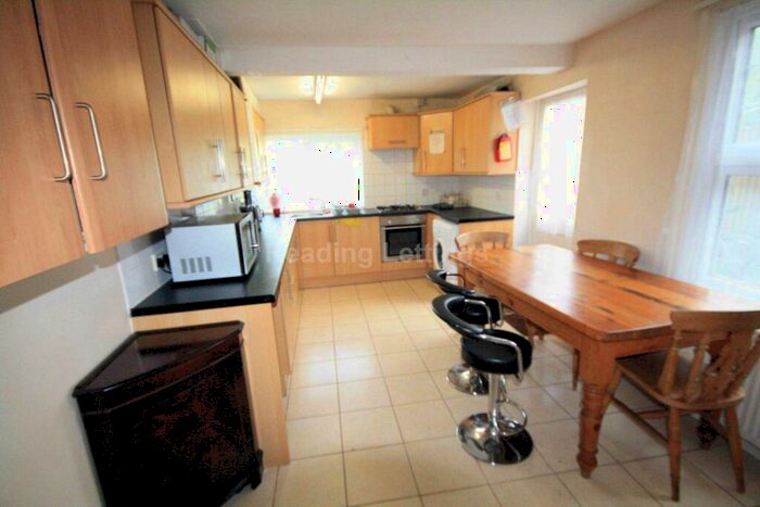 5 Bedroom End Of Terrace House To Rent In Culver Road, RG6