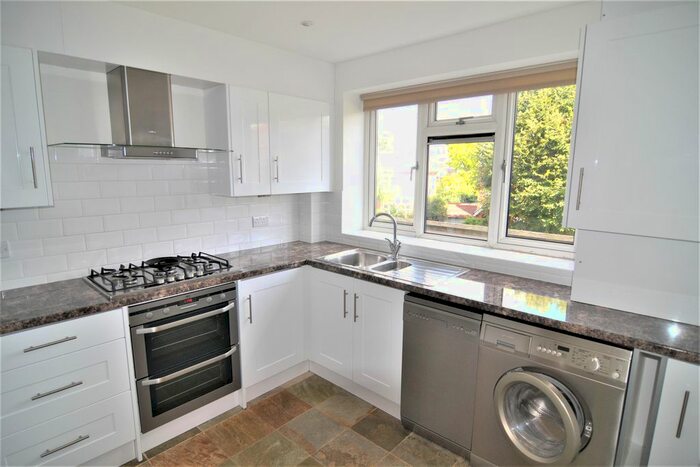 2 Bedroom Flat To Rent In Fauconberg Road, London, Uk, W4