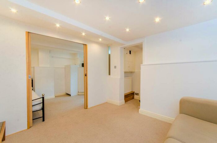 1 Bedroom Flat To Rent In Rosebery Gardens, Crouch End, London, N8