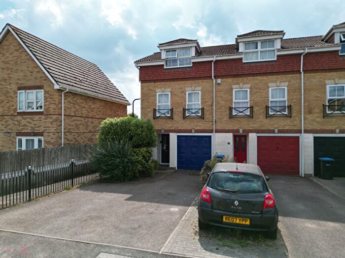 3 Bedroom End Of Terrace House For Sale In Clarendon Gate, Ottershaw, Surrey, KT16