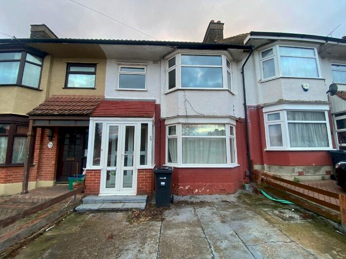 3 Bedroom Terraced House To Rent In Springfield Drive, Ilford, East London IG2