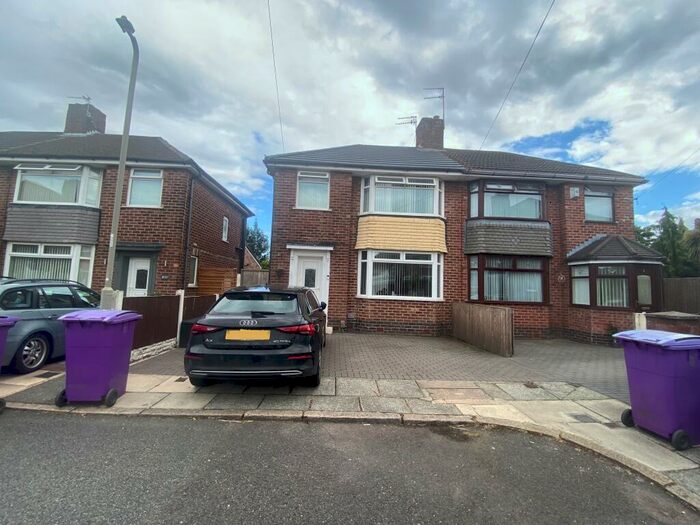 3 Bedroom Semi-Detached House To Rent In Lynscott Place, L16