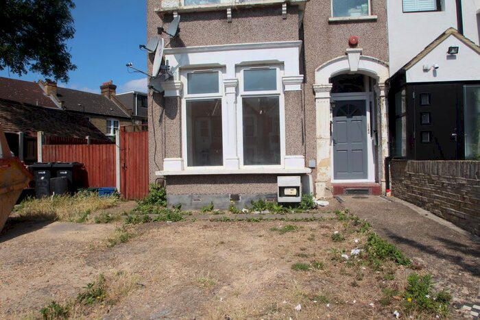 1 Bedroom Flat To Rent In Seymour Gardens, Cranbrook, Ilford, IG1