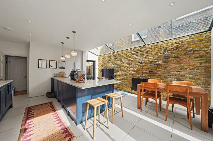 2 Bedroom Flat For Sale In Hazelbourne Road, London, SW12