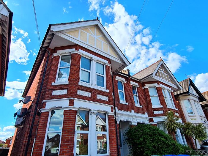 Flat To Rent In Thornbury Avenue, Southampton, Hampshire, SO15