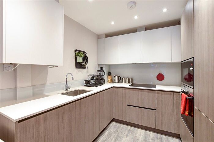 2 Bedroom Flat For Sale In Tupwood Lane, Caterham, Surrey, CR3