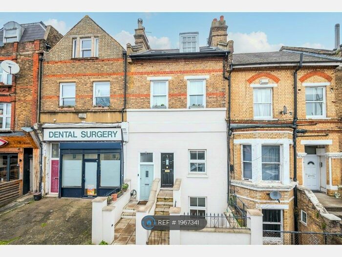 2 Bedroom Flat To Rent In Hannen Road, London, SE27