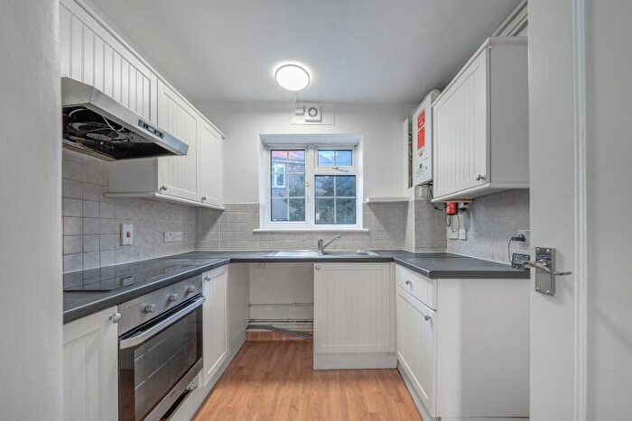 2 Bedroom Flat To Rent In Okehampton Close, London, N12