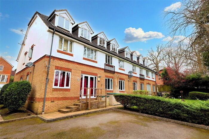 2 Bedroom Flat To Rent In Alexandra Gardens, Knaphill, Woking, Surrey, GU21