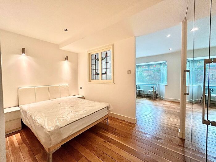 Studio To Rent In Dartford Avenue, London, N9