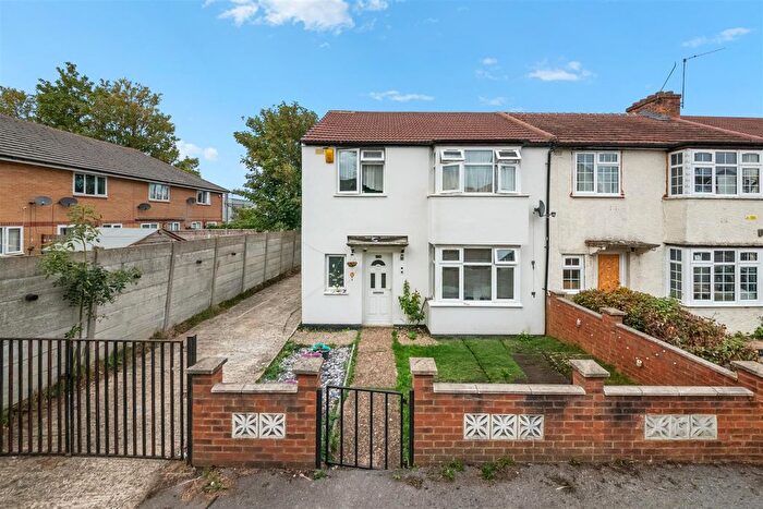 3 Bedroom End Of Terrace House For Sale In Richmond Crescent, Slough, SL1