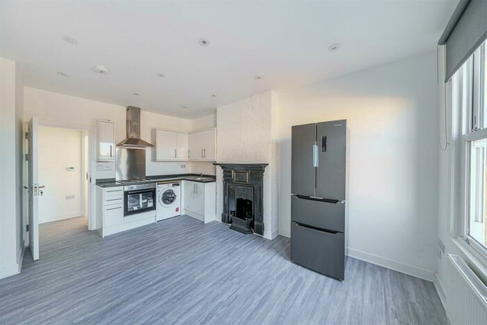 2 Bedroom Flat To Rent In Gibbon Road, Kingston Upon Thames, KT2